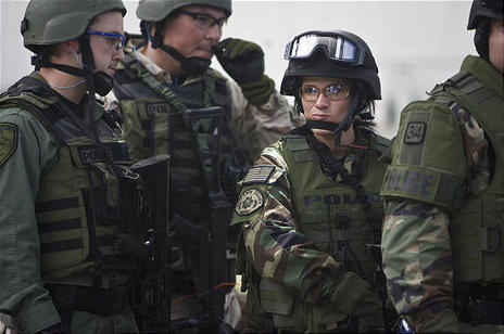 female-swat-officer.jpg.4c471fc829fc38fd615719134b5af0e9.jpg