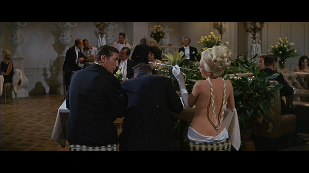 Shirley MacLaine in What a Way to Go.png