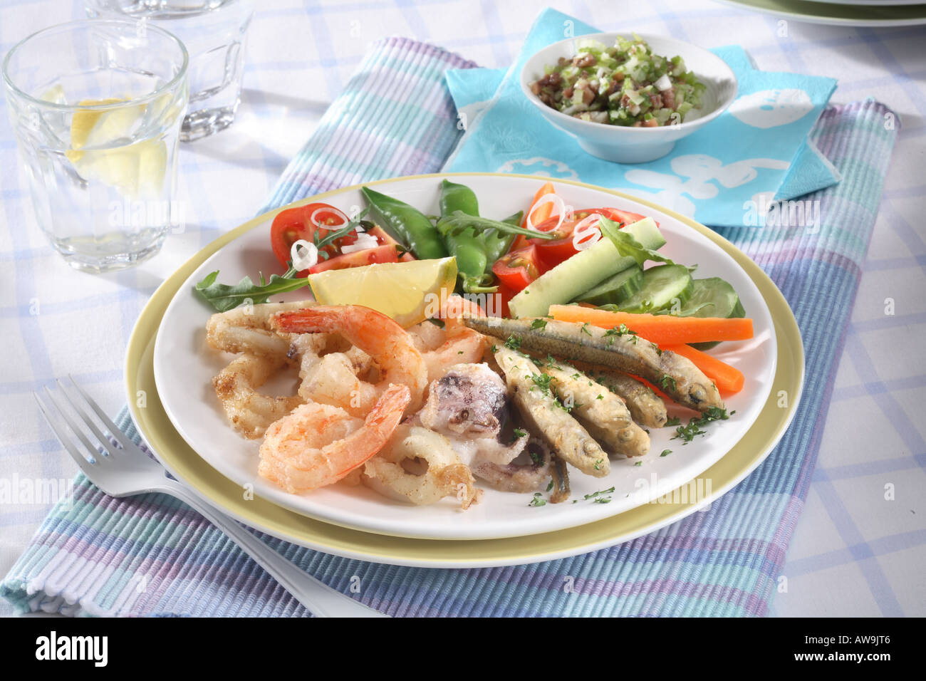 sea-fruit-with-vegetable-salad-AW9JT6.jpg.54a09712e9a18b55780fdadc056c433f.jpg
